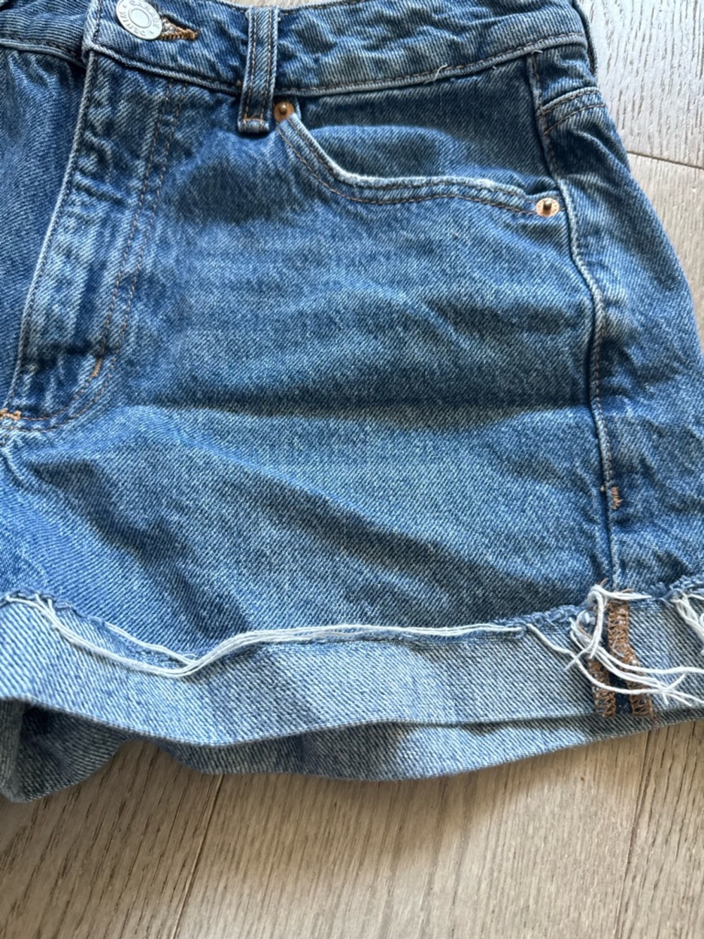 Garage Mom High Rise Distressed Cuffed Denim Shorts - Blue in size 01/25 - Picture 3 of 5